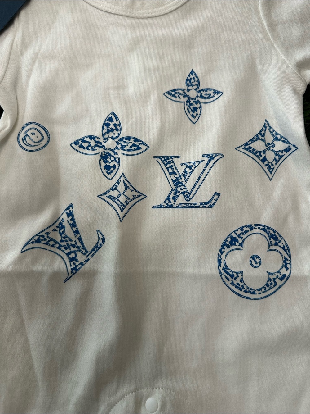 Louis Vuitton Baby White Cotton Romper Onesie with Blue Monogram size 0-3mths - Picture 5 of 6